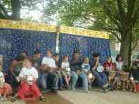 Mit Trommeln und selbstgebauten Instrumenten wurden immer wieder Lieder aufgef&uuml;hrt